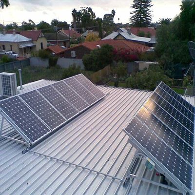 Bom preço. Sistema anodizado montagem do tormento do painel SUS304 solar do telhado on-line